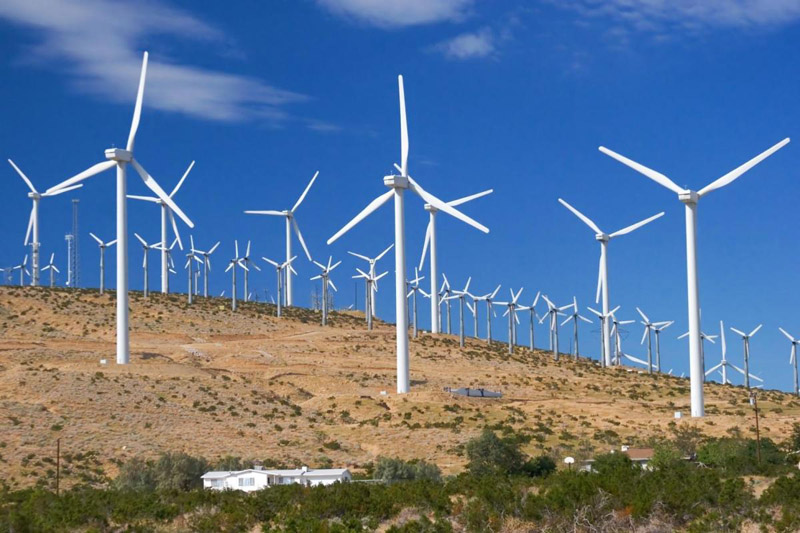 Moinhos De Vento Para Produção De Energia Elétrica. Gerador De Energia  Eólica. Turbina Eólica Tripla No Campo Do Deserto Sob Céu a Foto de Stock -  Imagem de fazenda, fotovoltaica: 200214154